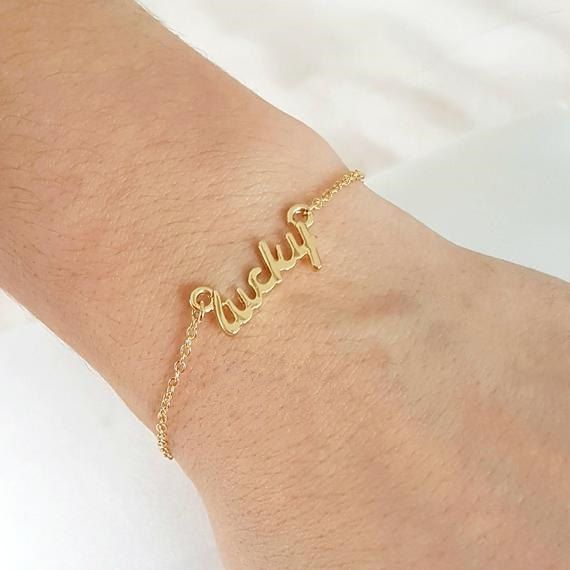 Acquista Tiny Fortunato Alfabeto Iniziale Lettere Lucky Inglese Bracciali Signora Oro Argento Semplice Dainty Braccialetto Piccolo Timbrato Parola Braccialetto A 31 63 Dal Ssteel Dhgate Com