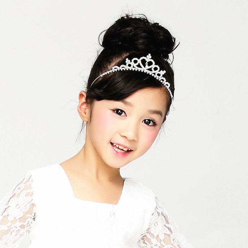 girl in tiara