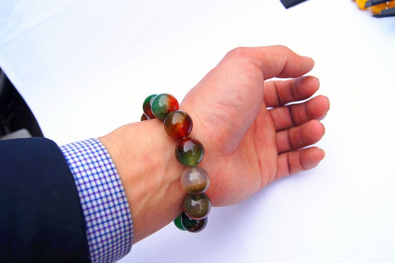 Handmade natural seven color agate beads 15.9 mm 13 beads. The rubber band forms a charming bracelet.