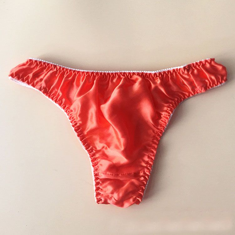 string en satin femme