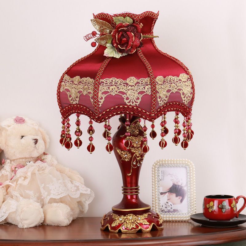 Lampada da tavolo decorativa in stile europeo Lampade da comodino Modern wedding room Lampada da tavolo rossa led Lampade da tavolo per soggiorno