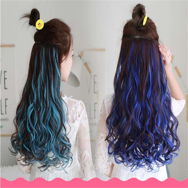 A girl with long curly hair wig hair color gradient type double color wig simulation highlights A girl with long curly hair wig hair color gradient type double color wig simulation highlights