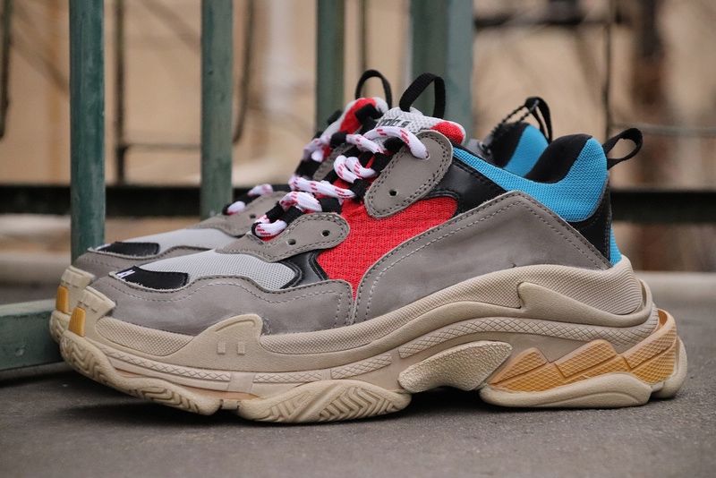 Balenciaga Triple S Beige Pour Femme et Homme Pas Cher