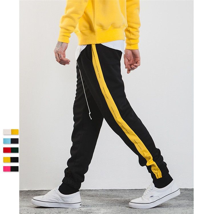 Лампасы мужские спортивные. Штаны адидас с желтыми лампасами. Штаны adidas Hip Hop. Спортивки адидас мужские черный с желтым. Штаны адидас с желтыми полосками.