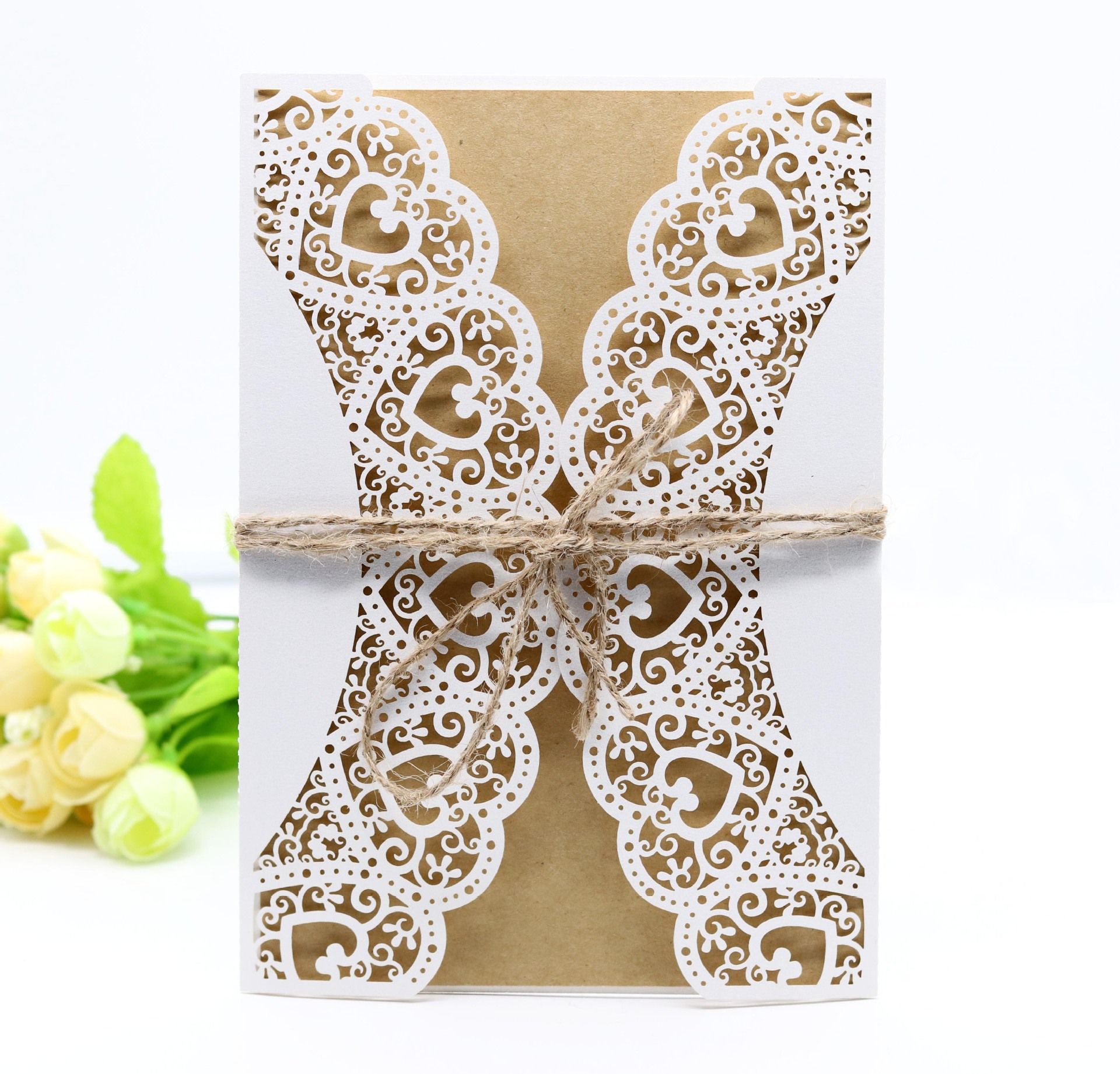 Acquista 5 In 1 White Hollow Rustico Laser Cut Inviti Di Nozze Fidanzamento Matrimonio Grazie Biglietto Di Auguri Con Nastro Di Tela Busta Tag Guarnizioni A 34 7 Dal Homeparty1314 Dhgate Com