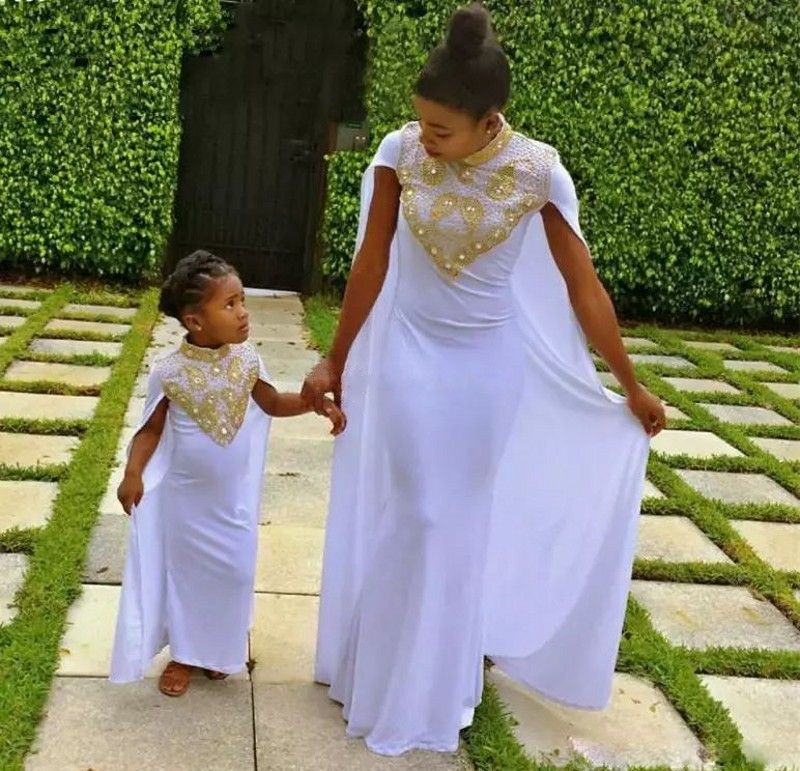 Madre Hija De 2018 Trajes A Juego Vestidos Formales Fiesta Noche Cuello Alto Entallado Largo Blanca Con Cuentas De Oro Desgaste Con Capa De 99,82 € | DHgate