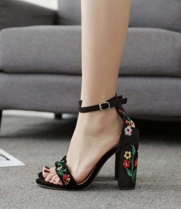 CALIENTE! 2018 Zapatos de sandalias de mujer bordar sandalias de tacón étnicas de