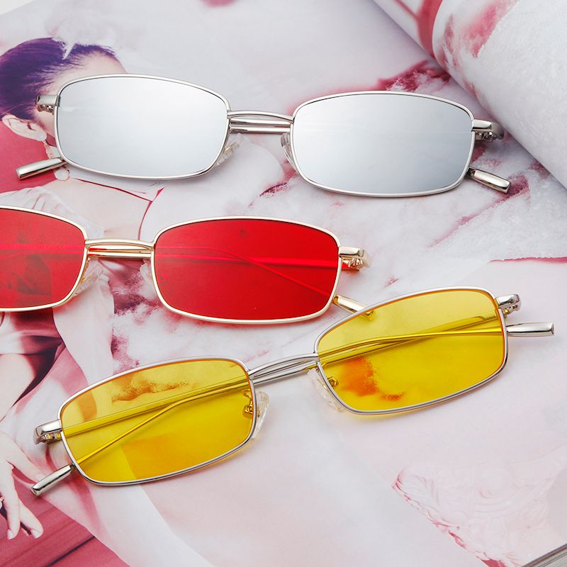 Acquistare 2018 Piccoli Occhiali Da Sole Rettangolari Stretti Donne Uomini  Marca Rosso Lente Chiara Sottile Filo Sottile Retro Occhiali Da Sole  Tonalità Economico | Consegna Veloce E Qualità | DHgate Italy