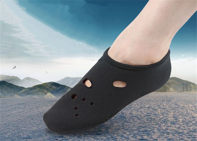 2020 Outdoor Sock Diving Socks Mens Sports Surfing Non Slip Socks Swim Sock Hiking Socks From