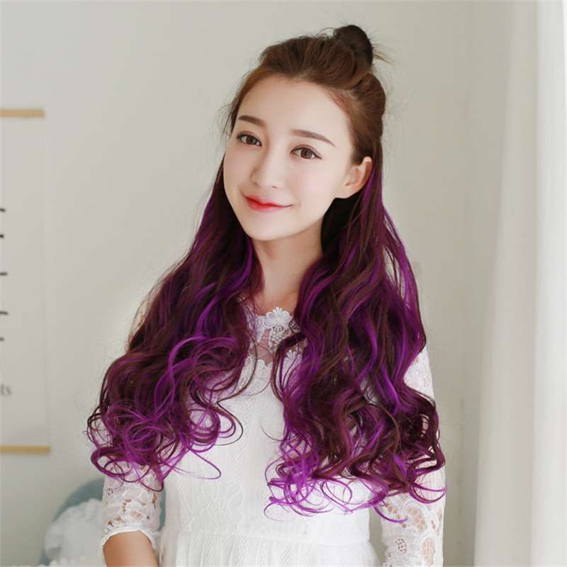 A girl with long curly hair wig hair color gradient type double color wig  simulation highlights