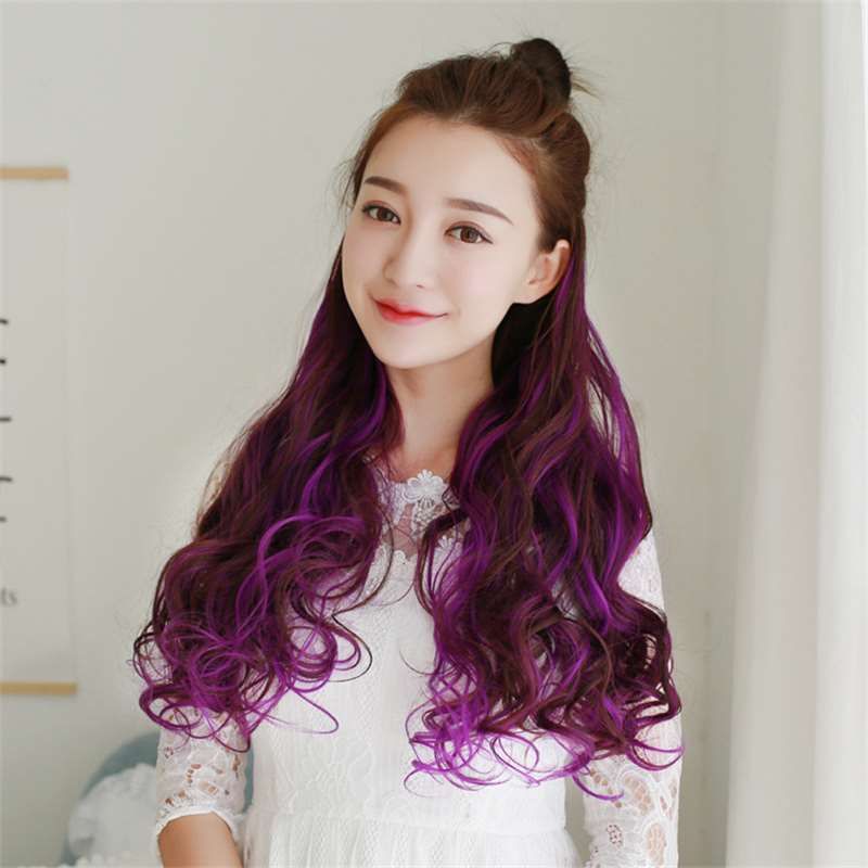 A girl with long curly hair wig hair color gradient type double color wig simulation highlights A girl with long curly hair wig hair color gradient type double color wig simulation highlights