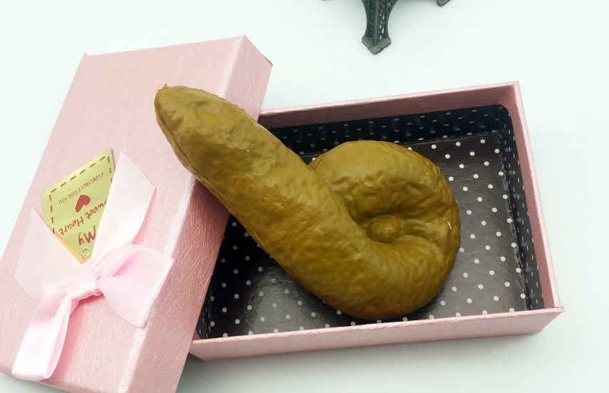 Malice Turd avec boîte-cadeau