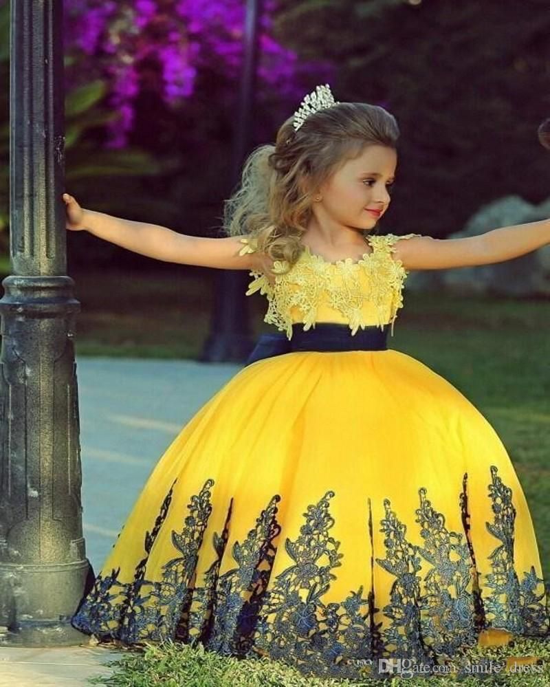 Princesa amarilla bola vestido de flores niña vestidos de encaje apliques negro sash primer concurso sagrado Princesa amarilla bola vestido de flores niña vestidos de encaje apliques negro sash primer concurso sagrado