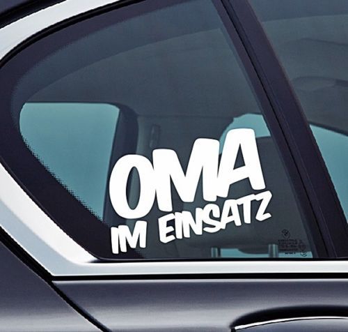 Oma im auto