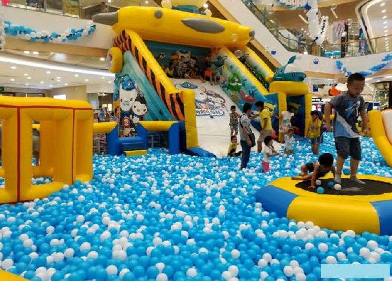 baby swimming pool with balls