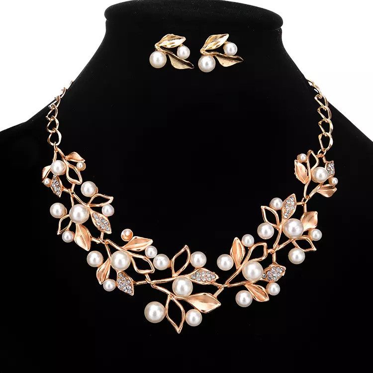 Brillante 2 Sets Rhinestone Perlas Joyería nupcial Flores de oro baratas Collar para