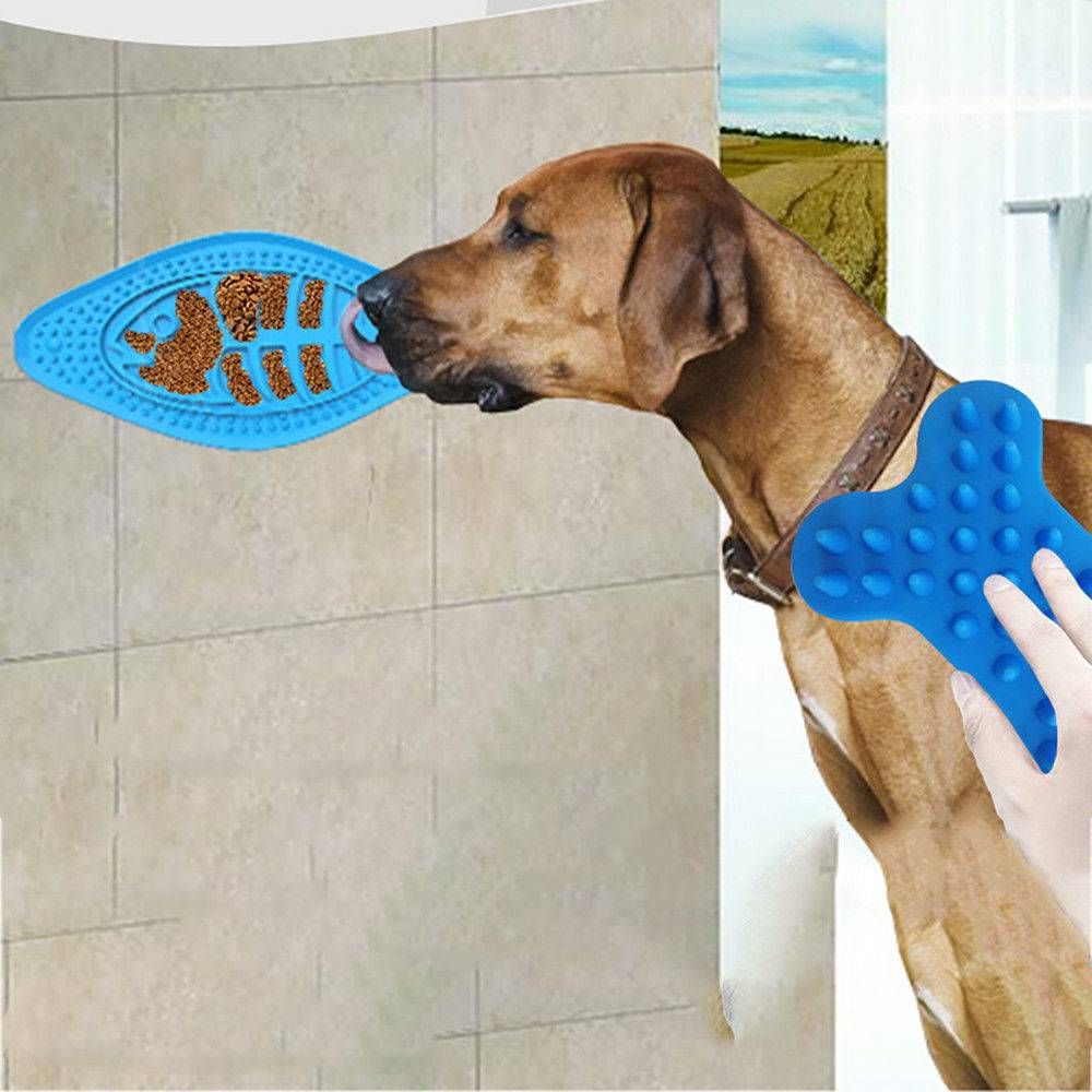 perro que lame juguete