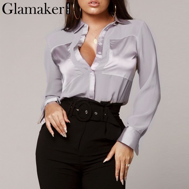mujer con blusa transparente