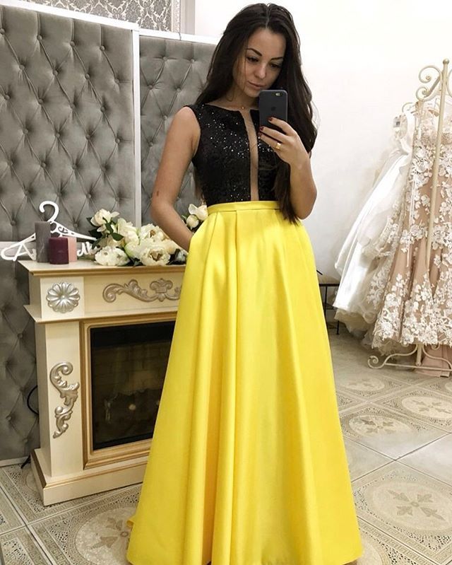 Dollzis: Black And Yellow Gown