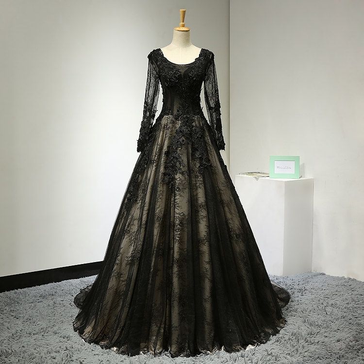 Vestido de novia gótico con adornos de encaje negro y líneas de manga larga con escote Vestido de novia gótico con adornos de encaje negro y líneas de manga larga con escote