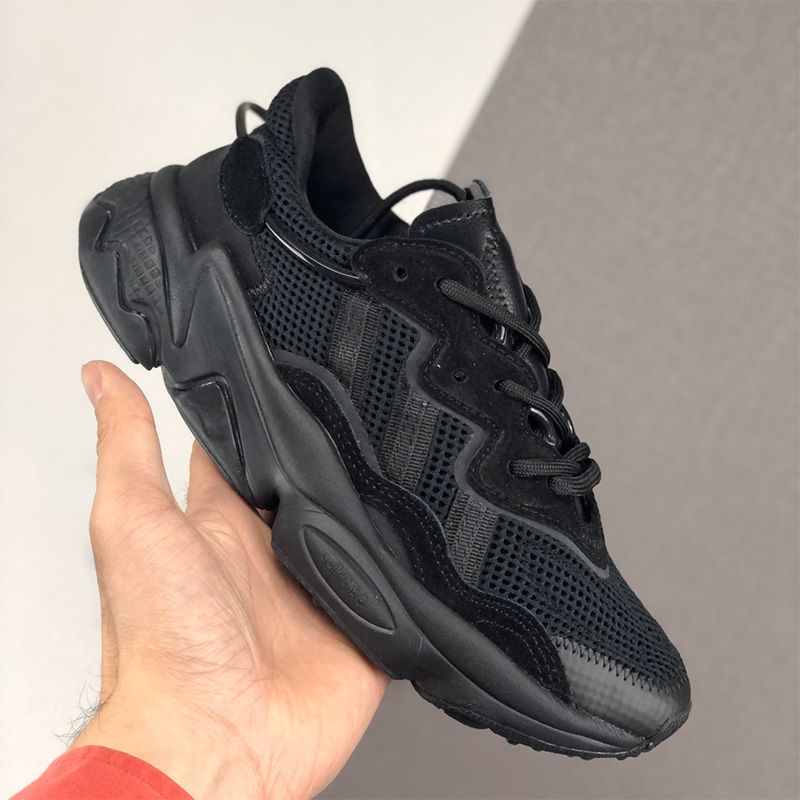 ozweego triple black