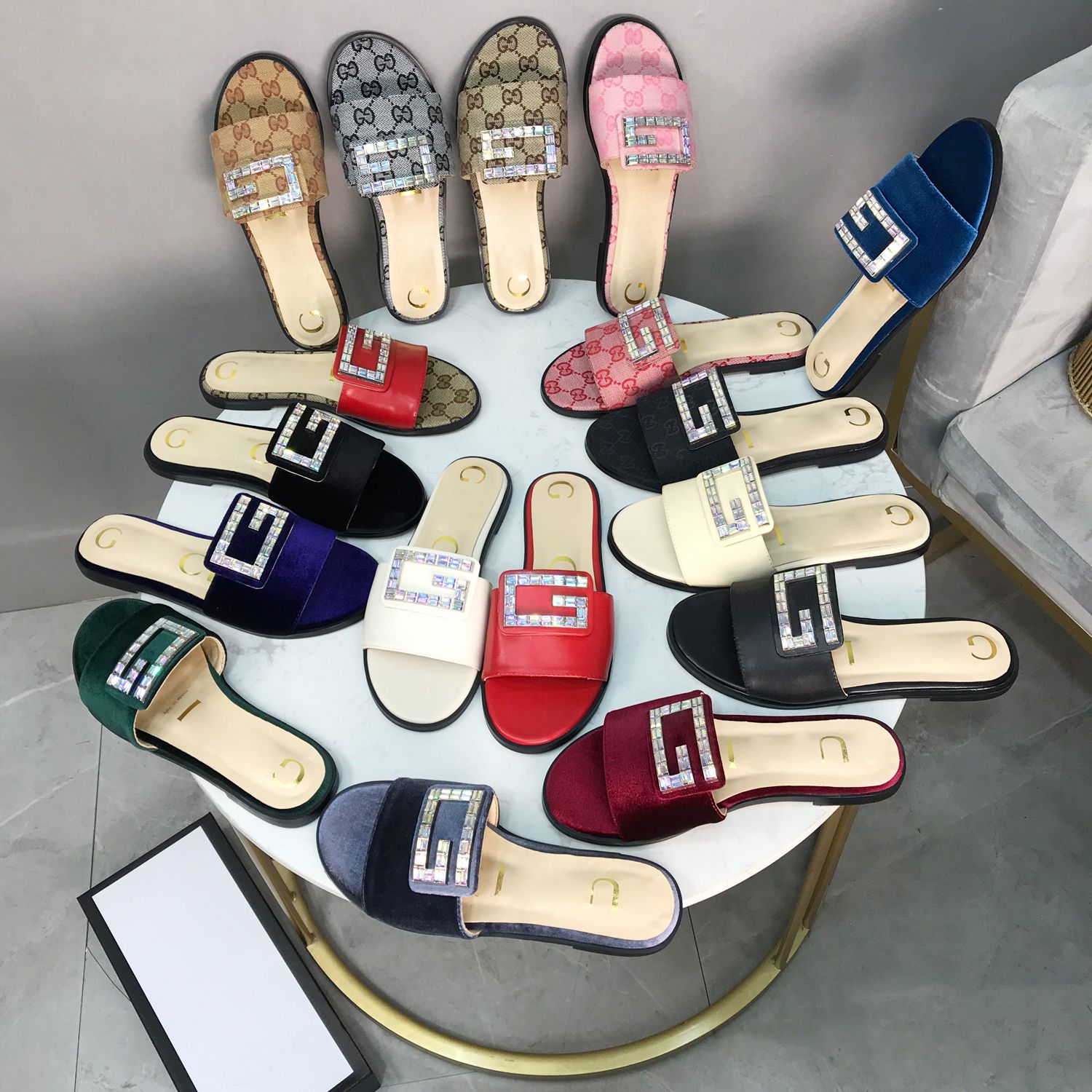 Großhandel 2019 Frühjahr Und Sommer Neue Designer Schuhe Damen Hausschuhe Luxus Strass Dekoration Sandalen Hergestellt In Italien Luxus Samt Damen Von Designer Schuhe Damen Hausschuhe Luxus Strass Dekoration Sandalen hergestellt in Italien Samt Frauen Schuhe versandkostenfrei 2019 sprin