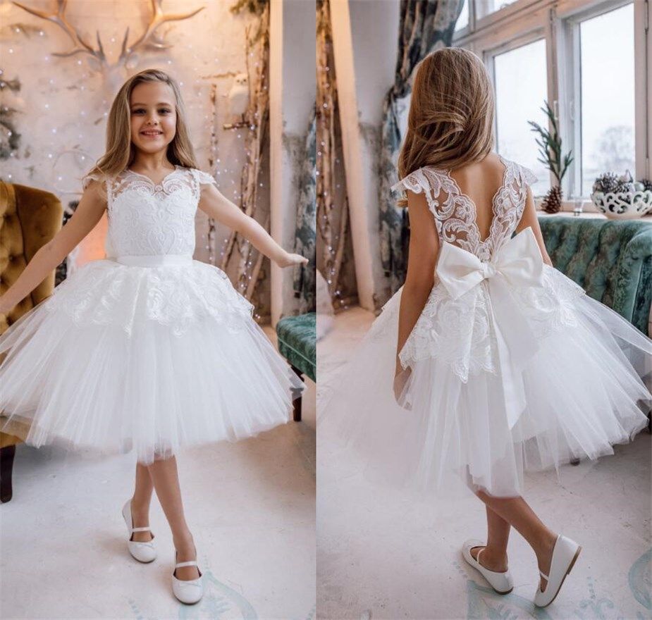 menina usando vestido branco com renda e tule 