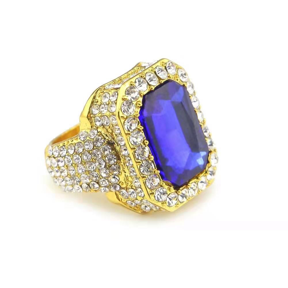 anello d'oro con la gemma blu