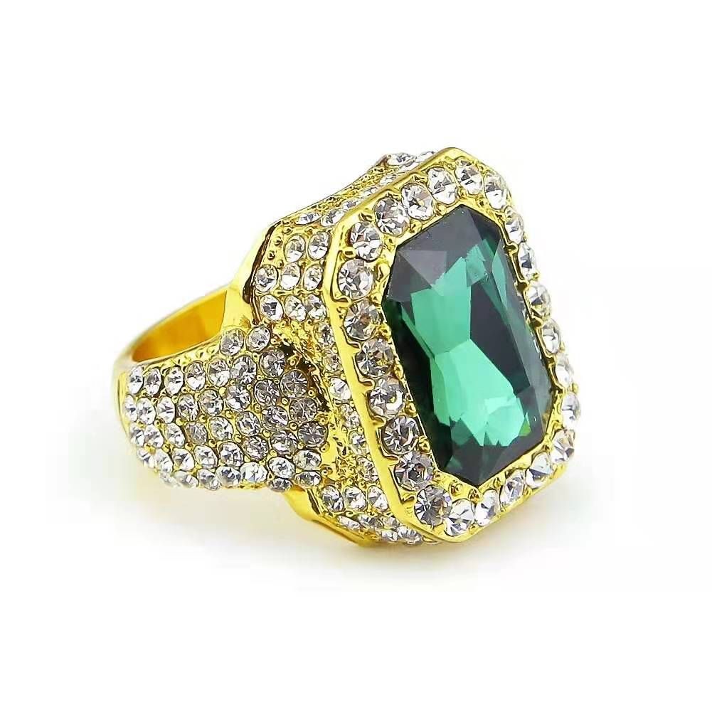 anello d'oro con la gemma verde
