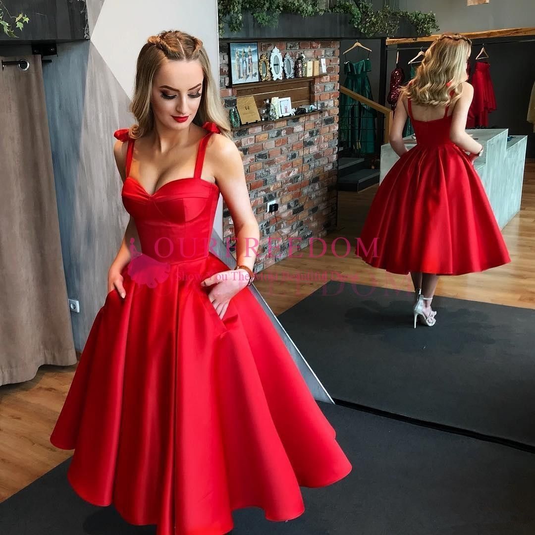 2019 Diseño rojo Vestidos de regreso a casa Correas espaguetis Una línea  Satén con bolsillo Longitud de té Vestidos sencillos de graduación Fiesta  de baile Desgaste