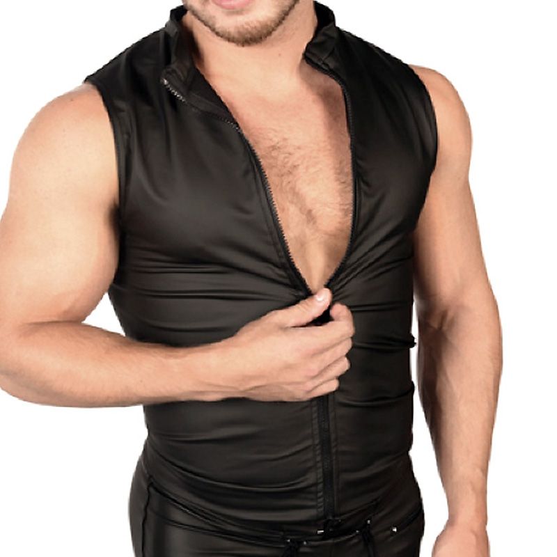 camiseta negra cuello alto hombre