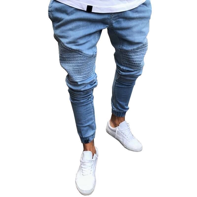 jeans doblados hombres