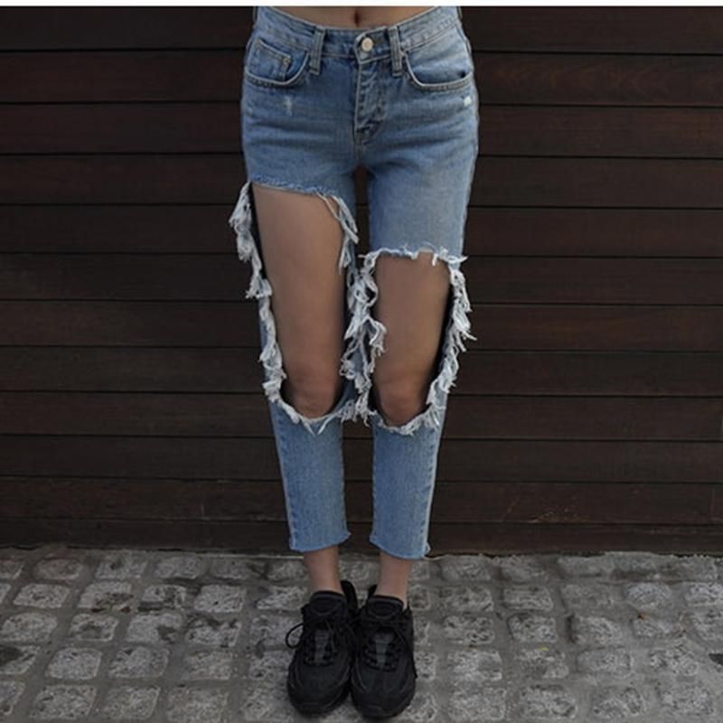 calça jeans aberta na cintura