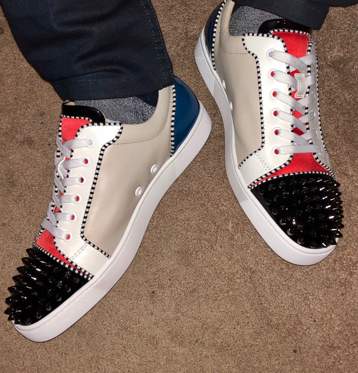 zapatillas con la suela roja