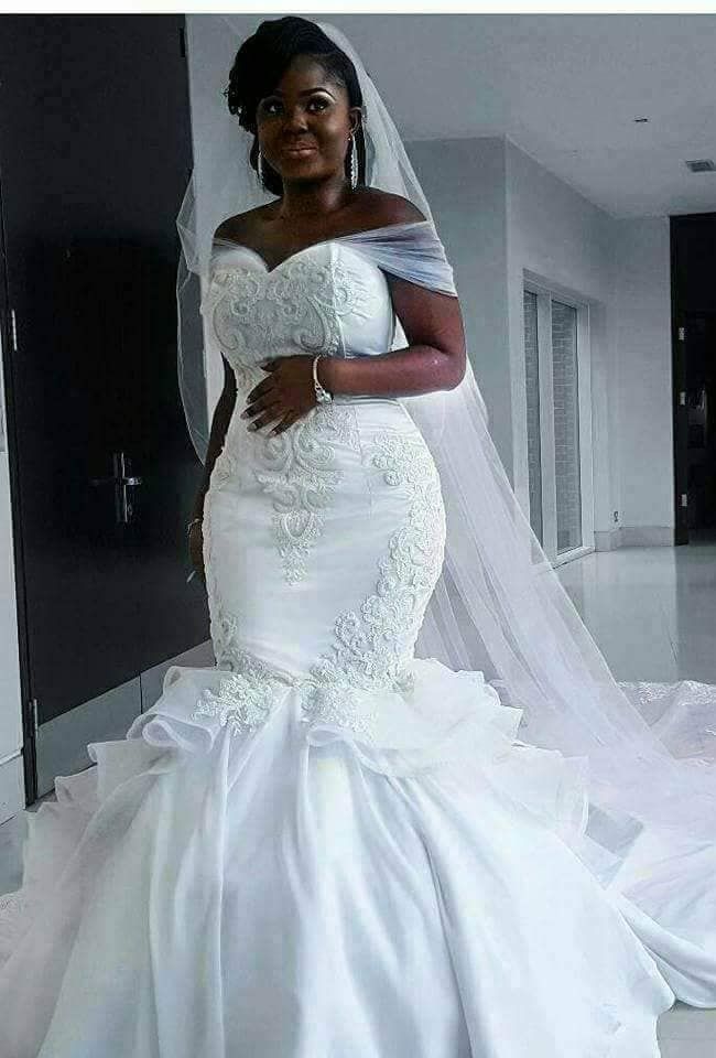robe avec voile sur epaule