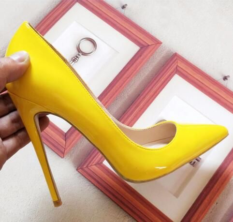 scarpe a punta gialle