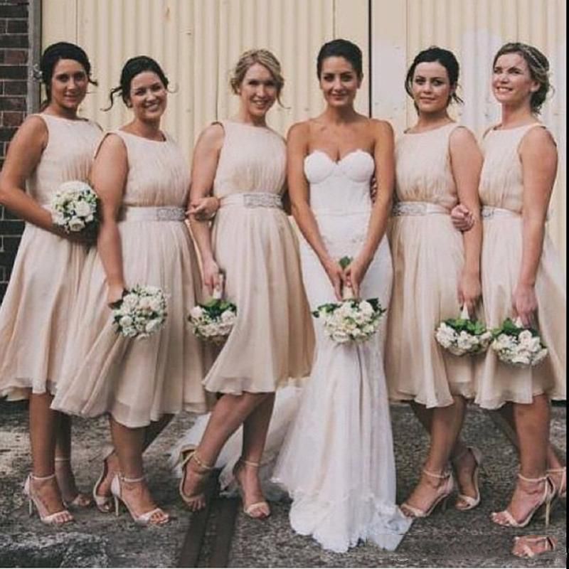 Elegantes y ligeros vestidos de dama de honor cortos de Champagne para bodas campestres con vestido Elegantes y ligeros vestidos de dama de honor cortos de Champagne para bodas campestres con vestido