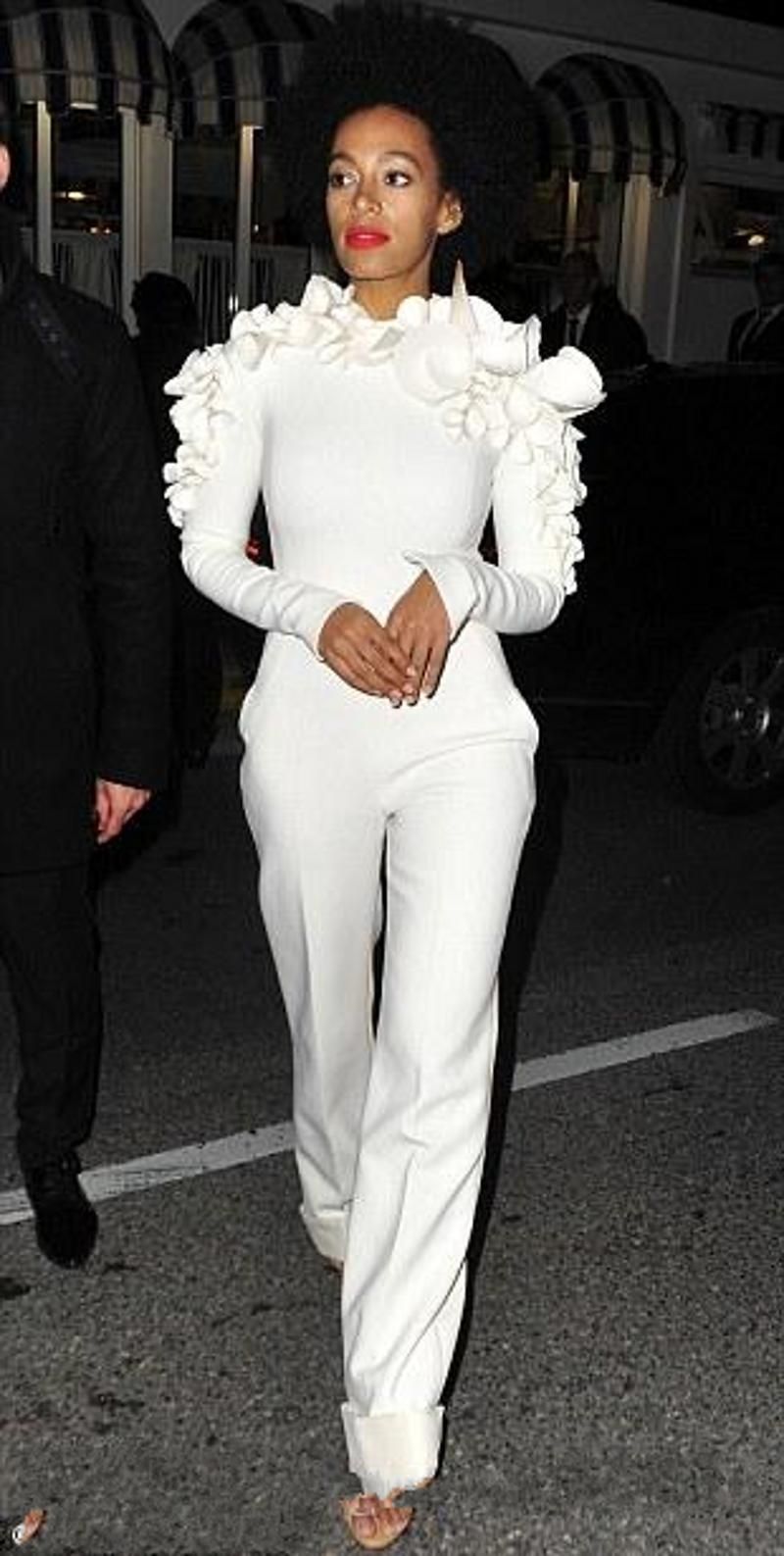 Compra 2019 Recién Llegado Vestidos De Celebridades Mono Blanco De Pierna Manga  Larga Cuello Alto Con Flores Vestidos De Noche De Fiesta Formal Por Encargo  Barato | Entrega Rápida Y Calidad | Es.Dhgate