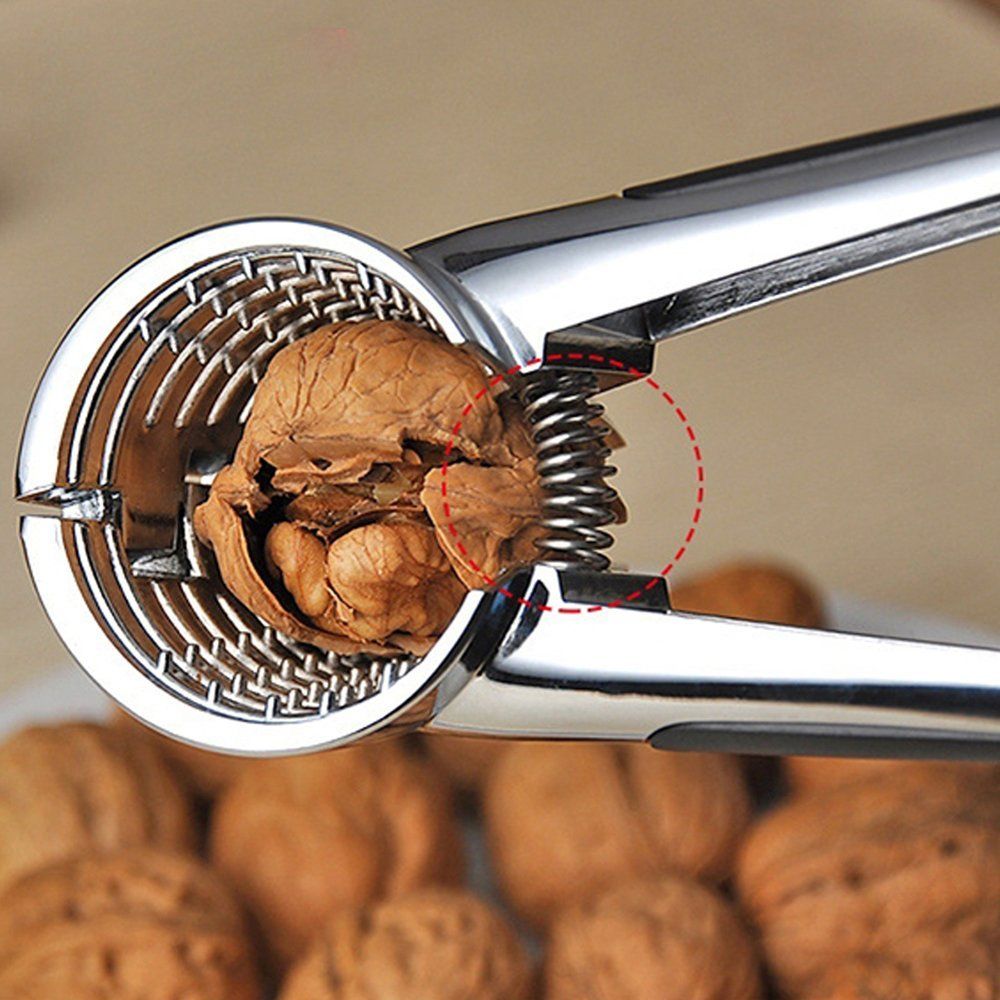 ядро грецкого ореха. приспособление для колки орехов фундука. как колоть грецкие орехи. расколотый орех. раздробить грецкие орехи.