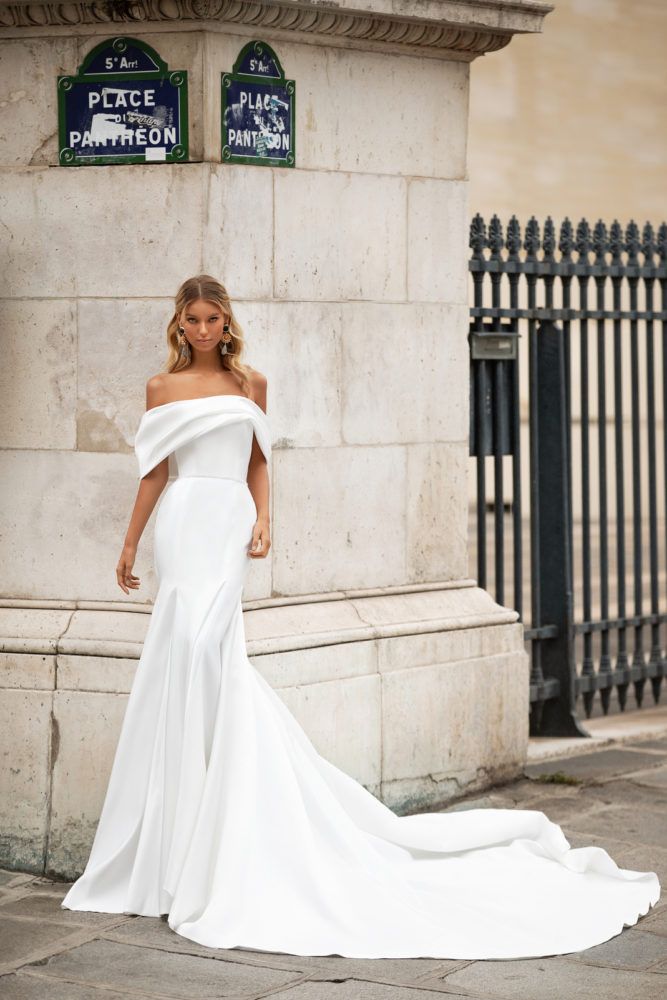 simple trumpet wedding dress