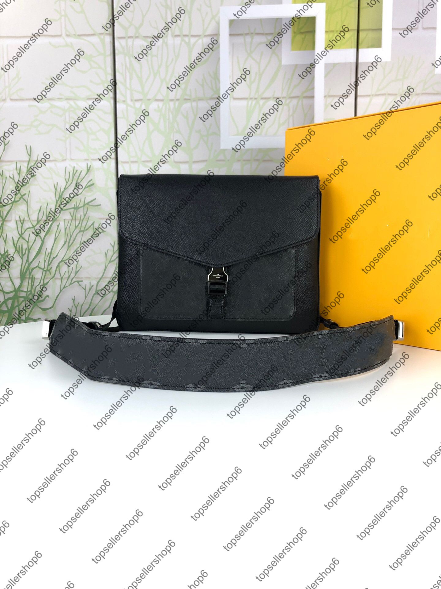 outdoor flap messenger