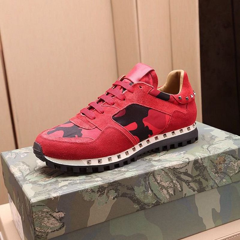 scarpe rosse sportive