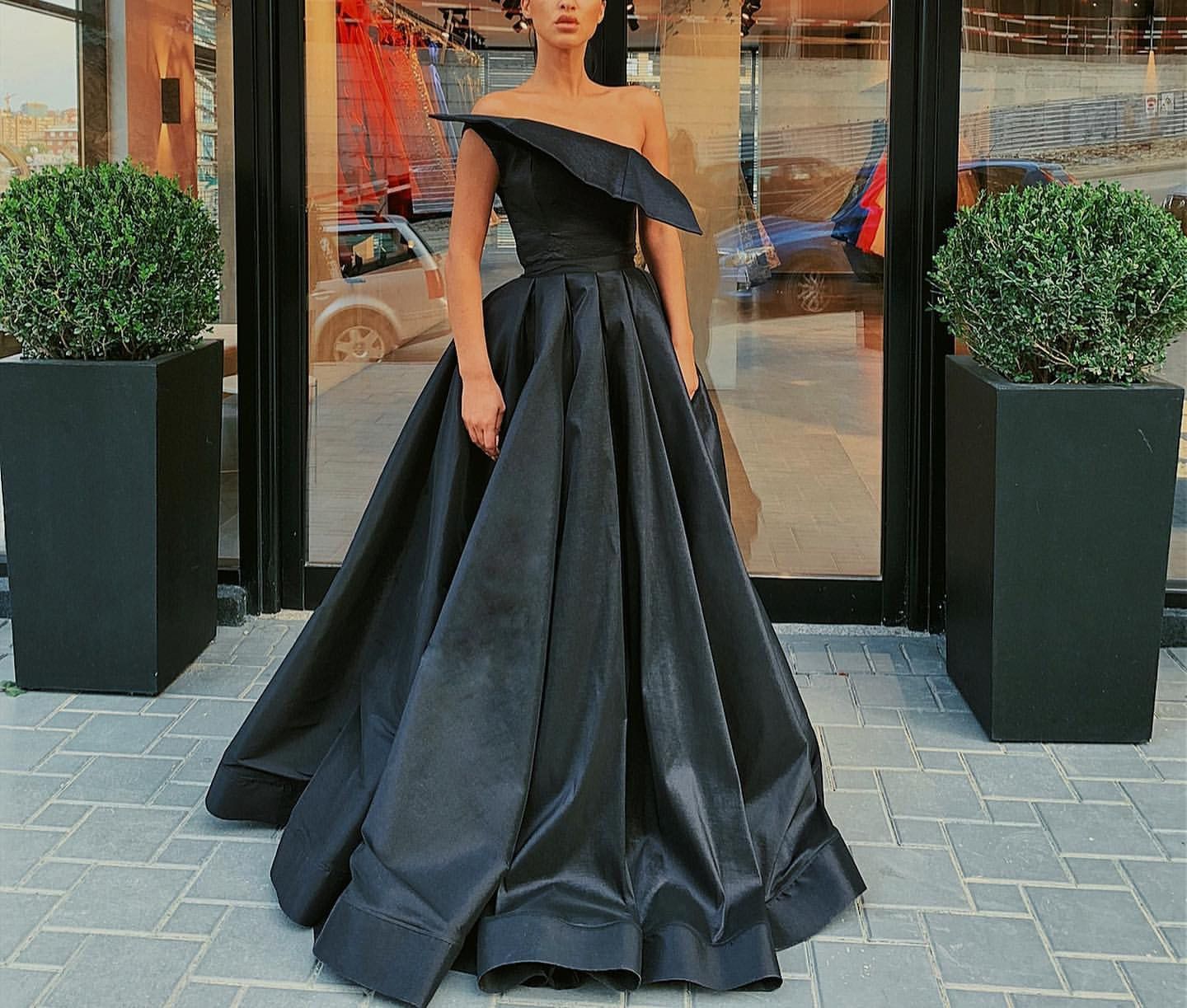 Compra Una Elegante Negro Del Hombro Vestidos Fiesta 2020 Sin Mangas De Los  Vestidos De Noche Del Partido De Los Plisados \u200b\u200bde Satén Simple Del Traje  De Soirée Vestidos Formales Baratos Long