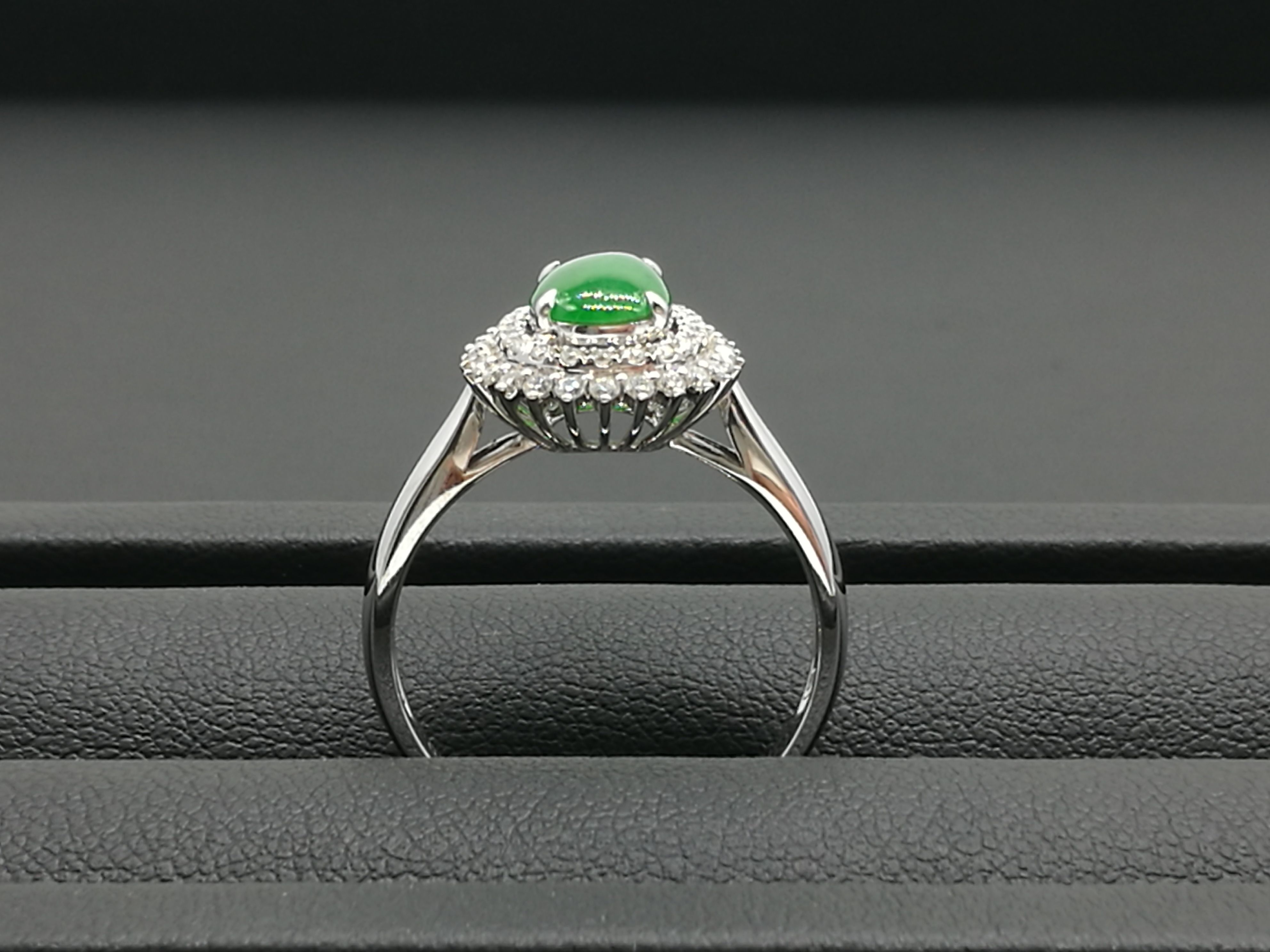 18k white gold setting