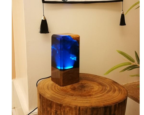 compre fabrica al por mayor nueva resina epoxi resina de madera lampara de mesa led azul oceano submarino sinobrilla luz decoracion de la casa