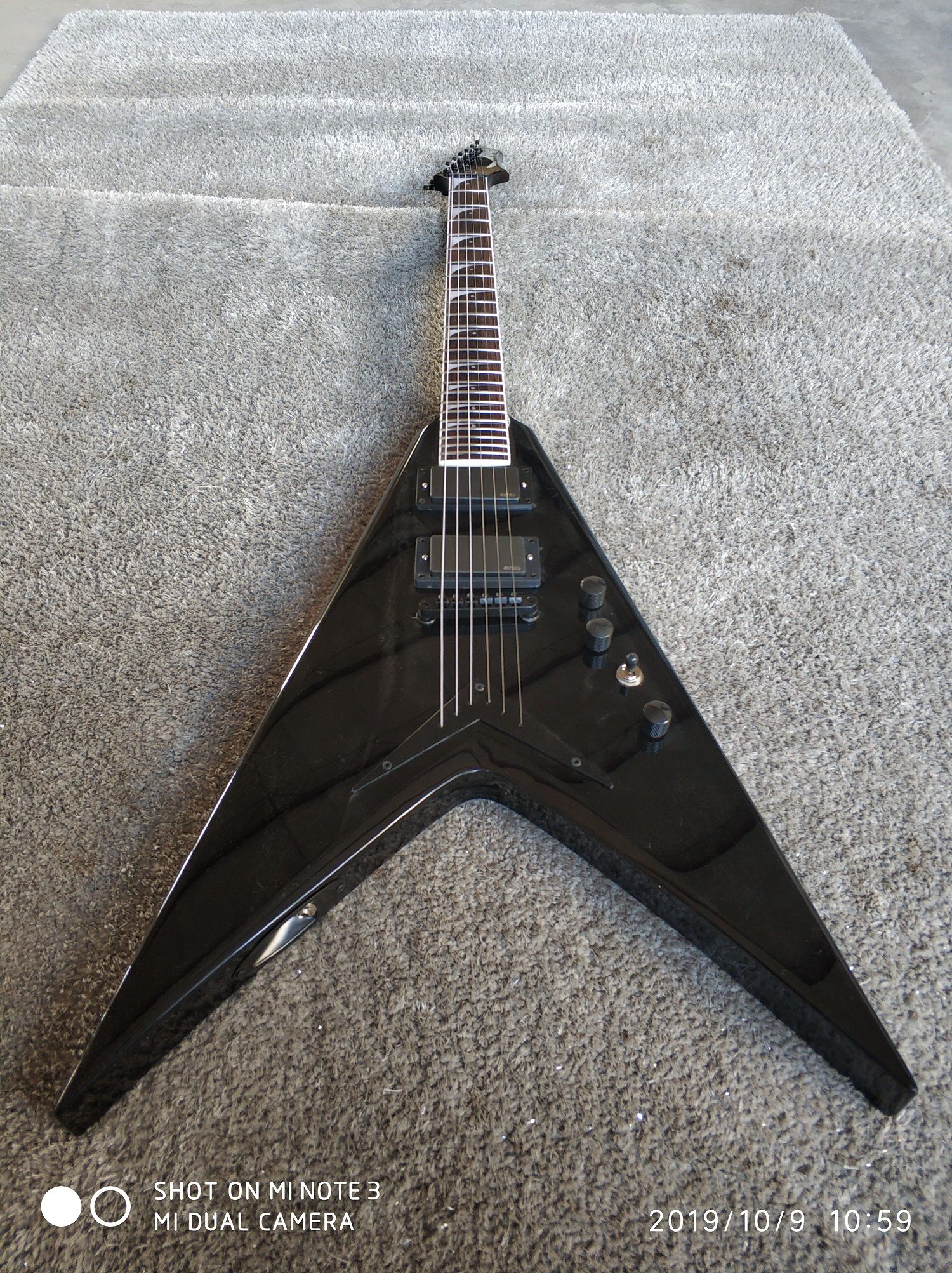 cuerdas la eléctrica negro hecho a medida en forma de V, las cuerdas