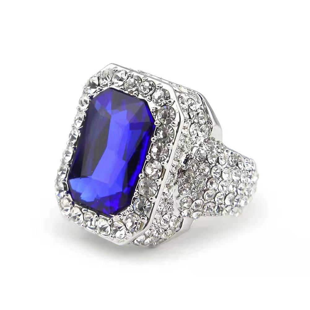 anello d'argento con la gemma blu