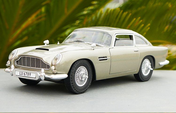 aston martin db5 diecast model