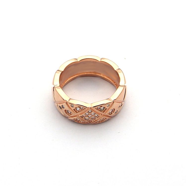 Różowy złoty pierścionek