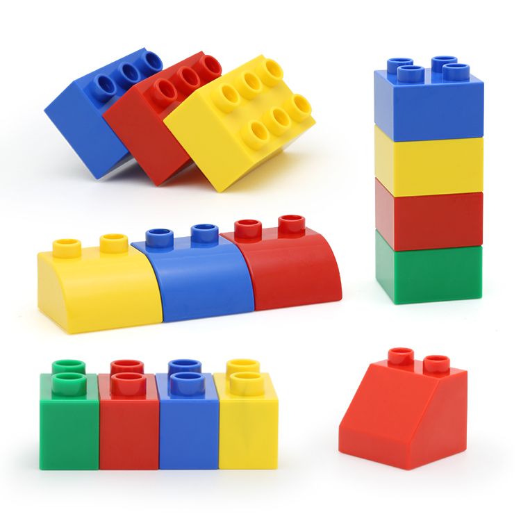 kids building bricks